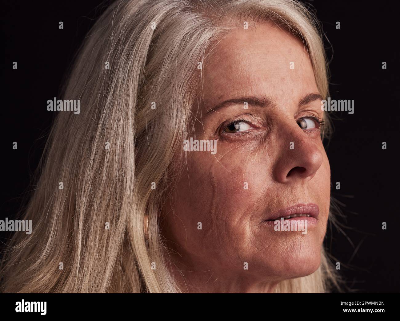 Ruhestand, Depression und Porträt einer Frau mit traurigem Tränengesicht weinend mit Trauer Zoom. Depressiv, Pension und Seniorin mit psychischer Gesundheit PR Stockfoto