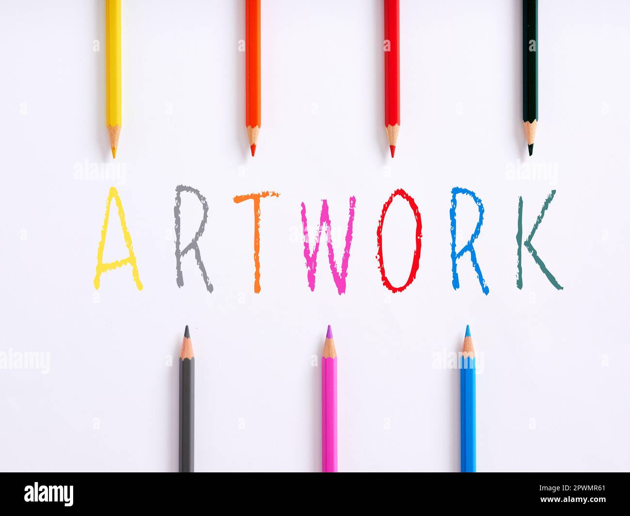 Handgeschriebene Wortkunst und bunte Buntstifte auf weißem Hintergrund. Kunstkonzept für Kinder. Stockfoto