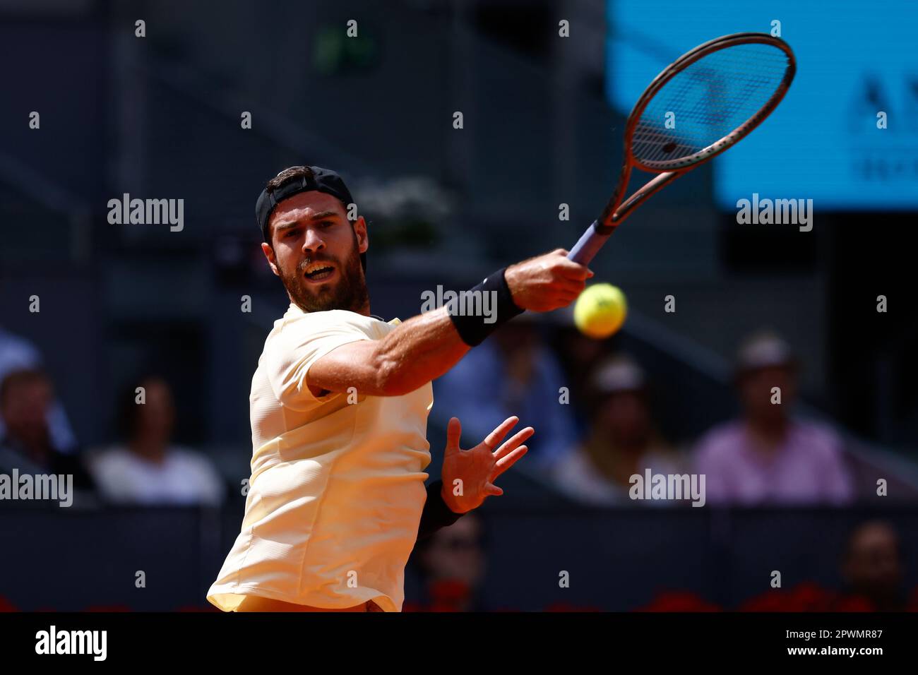 Karen Khachanov von Russland im Kampf gegen Roberto Bautista Agut von Spanien während der Mutua Madrid Open 2023, Masters 1000 Tennis Turnier am 30. April 2023 in Caja Magica in Madrid, Spanien - Foto: Oscar J Barroso/DPPI/LiveMedia Stockfoto