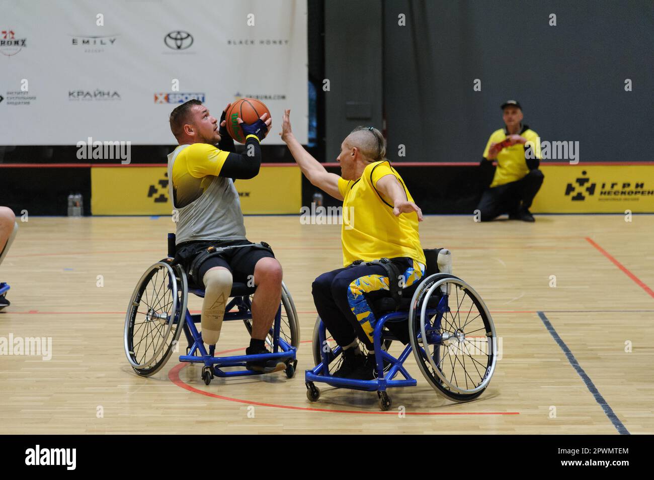 Lemberg, Ukraine 29. April 2023. Ukrainische Athleten treten beim Indoor Rollstuhl Basketball Wettbewerb während qualifizierender Wettbewerbe der Invictus Games in Lemberg, Ukraine, an. Das ist der größte Veteranenwettbewerb. Dieses Jahr fanden sie in 9 Sportarten statt. Auf der Grundlage der Ergebnisse dieser Auswahl wird die ukrainische Nationalmannschaft aus 24 Teilnehmern gebildet, die die Ukraine beim internationalen Wettbewerb Invictus Games im September in Düsseldorf vertreten werden. Russland startete am 24. Februar 2022 eine groß angelegte Invasion der Ukraine, die den größten militärischen Angriff in Europa seit der Welt auslöste Stockfoto