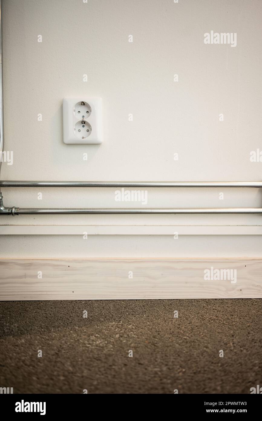 Wandsteckdose an einer weißen Wand Stockfoto