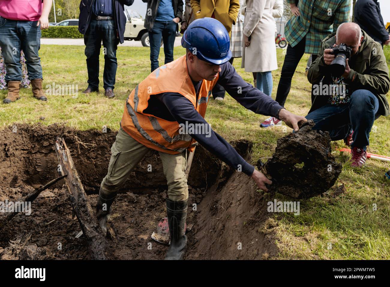 OMMEREN - Mitarbeiter des historischen Kesteren suchen nach einem angeblichen Nazi-Schatz. Im Januar wurde bekannt gegeben, dass die Deutschen während des Zweiten Weltkriegs einen Goldschatz im Dorf Gelderland mit Wertsachen vergraben hätten, die von einer Arnhem-Bank entwendet worden waren. Im Nationalarchiv wurde eine Schatzkarte gefunden, die den Ort zeigt, an dem der Schatz begraben wurde. ANP MARCEL KRIJGSMAN niederlande raus - belgien raus Stockfoto