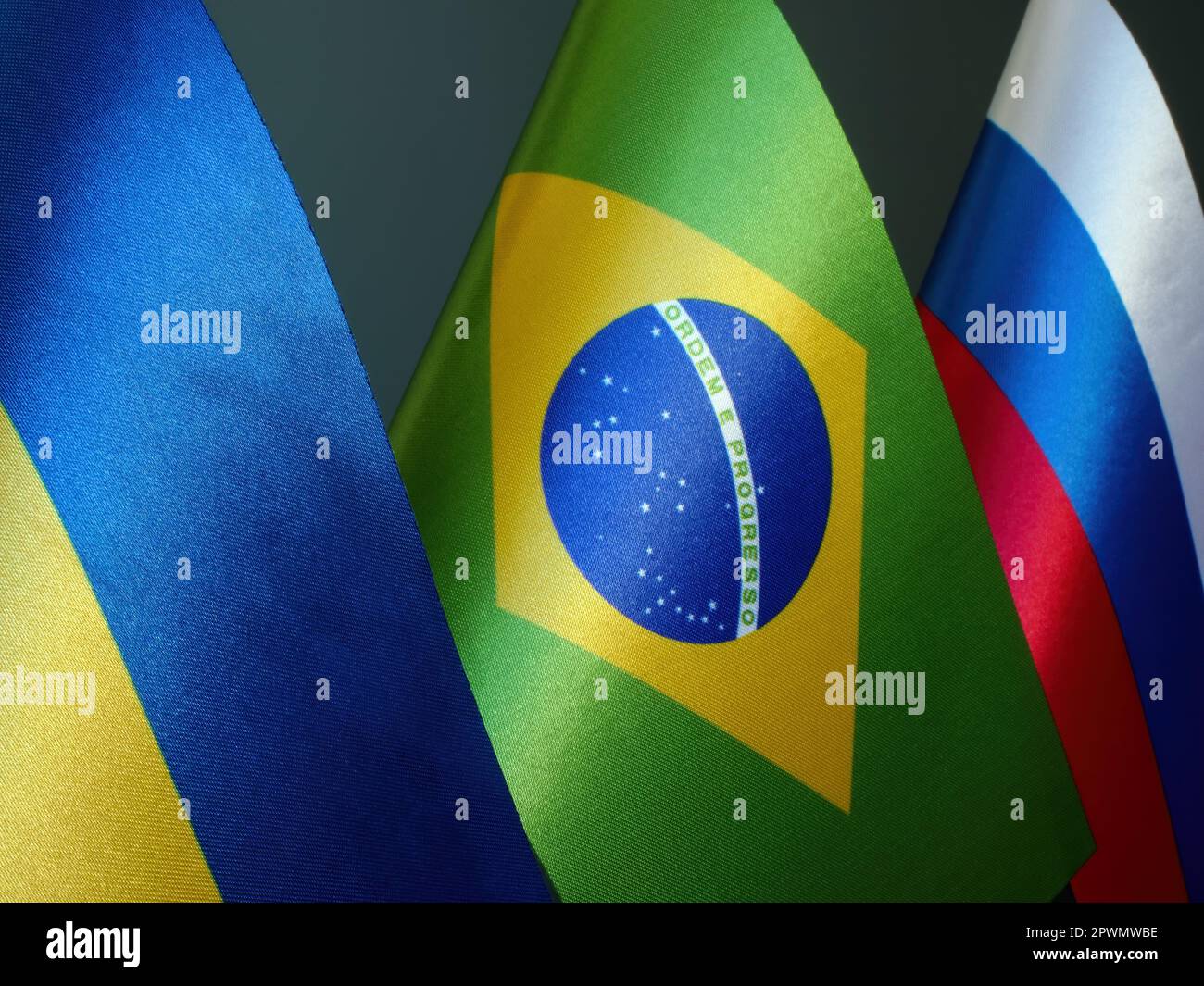 Kleine Flaggen der Ukraine, Brasiliens und Russlands. Stockfoto