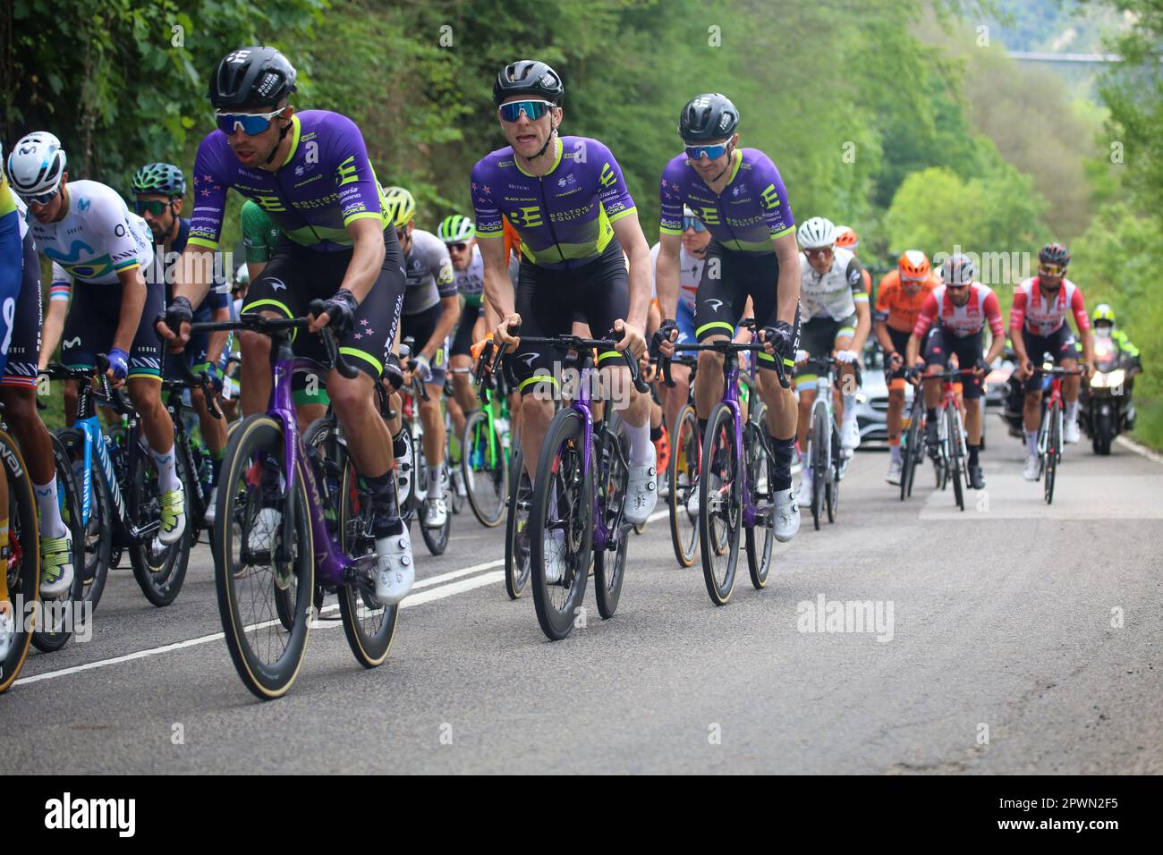 La Rodriga, Asturien, Spanien. 30. April 2023. La Rodriga, Spanien, 30. April 2023: Drei Reiter von Bolton Equities Black sprachen während der 3. Etappe von Vuelta A Asturias 2023 zwischen Cangas del Narcea und Oviedo am 30. April 2023 in La Rodriga, Spanien. (Kreditbild: © Alberto Brevers/Pacific Press via ZUMA Press Wire) NUR ZUR REDAKTIONELLEN VERWENDUNG! Nicht für den kommerziellen GEBRAUCH! Stockfoto