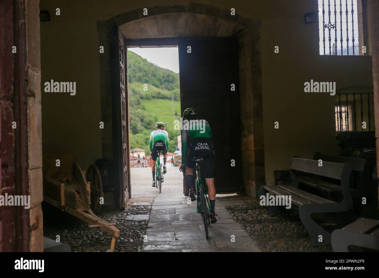 30. April 2023, Cangas del Narcea, Asturias, Spanien: Cangas del Narcea, Spanien, 30. April 2023: Zwei Fahrer von Caja Rural - Seguros RGA in der Teampräsentation während der 3. Phase der Vuelta A Asturias 2023 zwischen Cangas del Narcea und Oviedo am 30. April 2023 in Cangas del Narcea, Spanien. (Kreditbild: © Alberto Brevers/Pacific Press via ZUMA Press Wire) NUR ZUR REDAKTIONELLEN VERWENDUNG! Nicht für den kommerziellen GEBRAUCH! Stockfoto