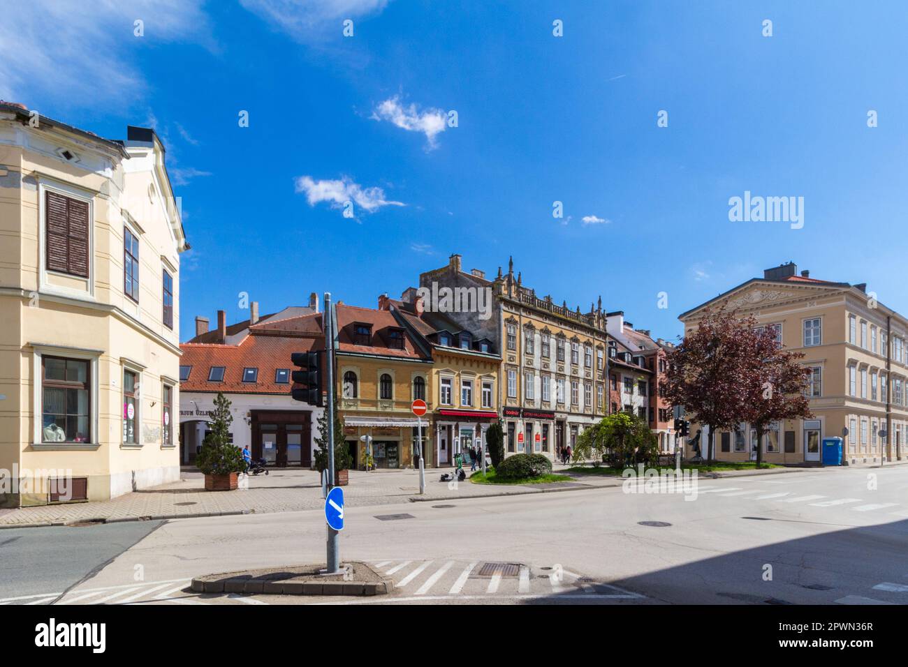 Ecke Ogabona ter und Lackner Kristof utca mit Gebäuden aus dem 19. Jahrhundert und Kreuzung, Sopron, Ungarn Stockfoto