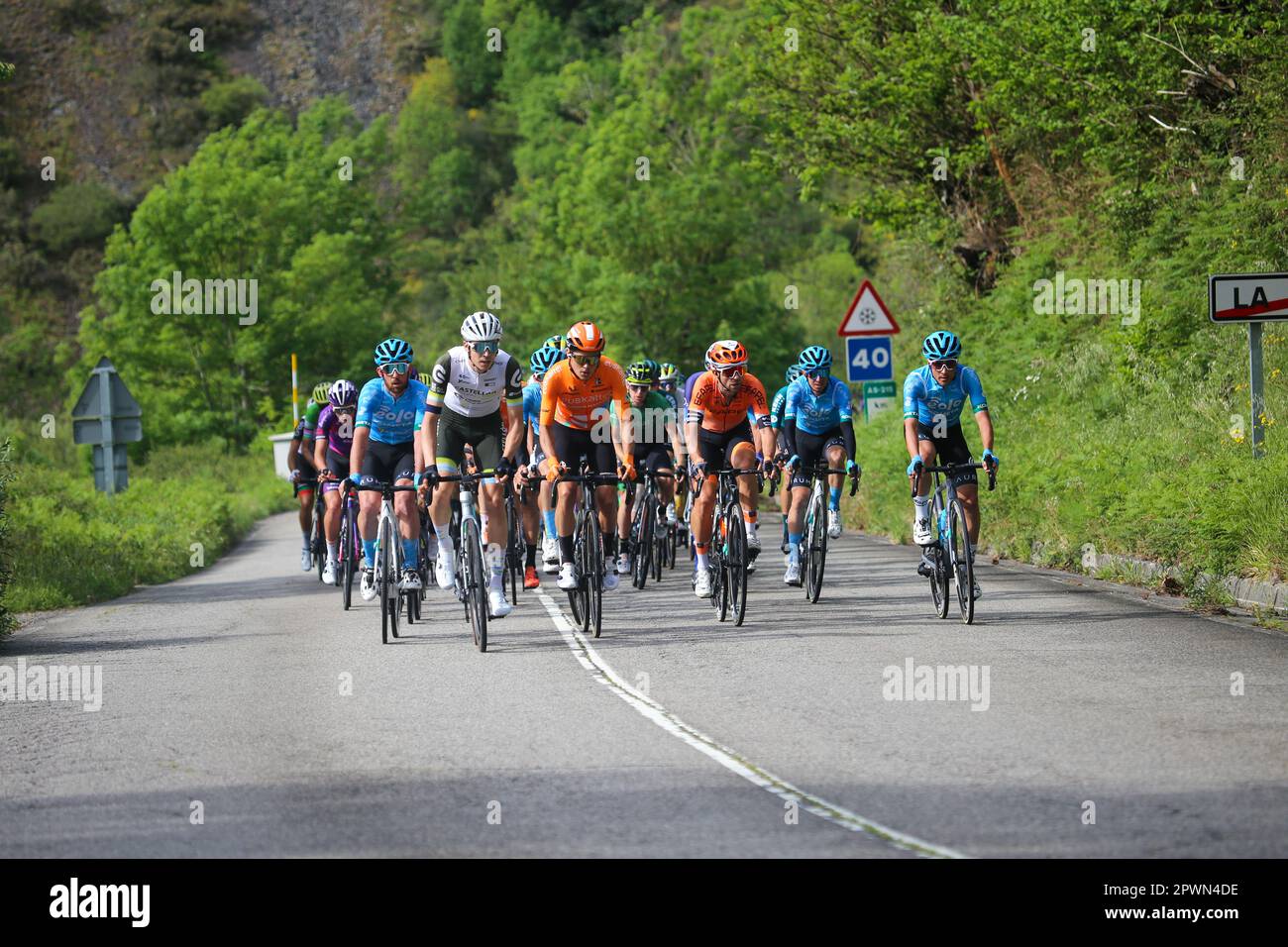 La Florida, Asturien, Spanien. 30. April 2023. La Florida, Spanien, 30. April 2023: Das Peloton, angeführt von mehreren Reitern während der 3. Etappe der Vuelta A Asturias 2023 zwischen Cangas del Narcea und Oviedo, am 30. April 2023, in La Florida, Spanien. (Kreditbild: © Alberto Brevers/Pacific Press via ZUMA Press Wire) NUR ZUR REDAKTIONELLEN VERWENDUNG! Nicht für den kommerziellen GEBRAUCH! Stockfoto