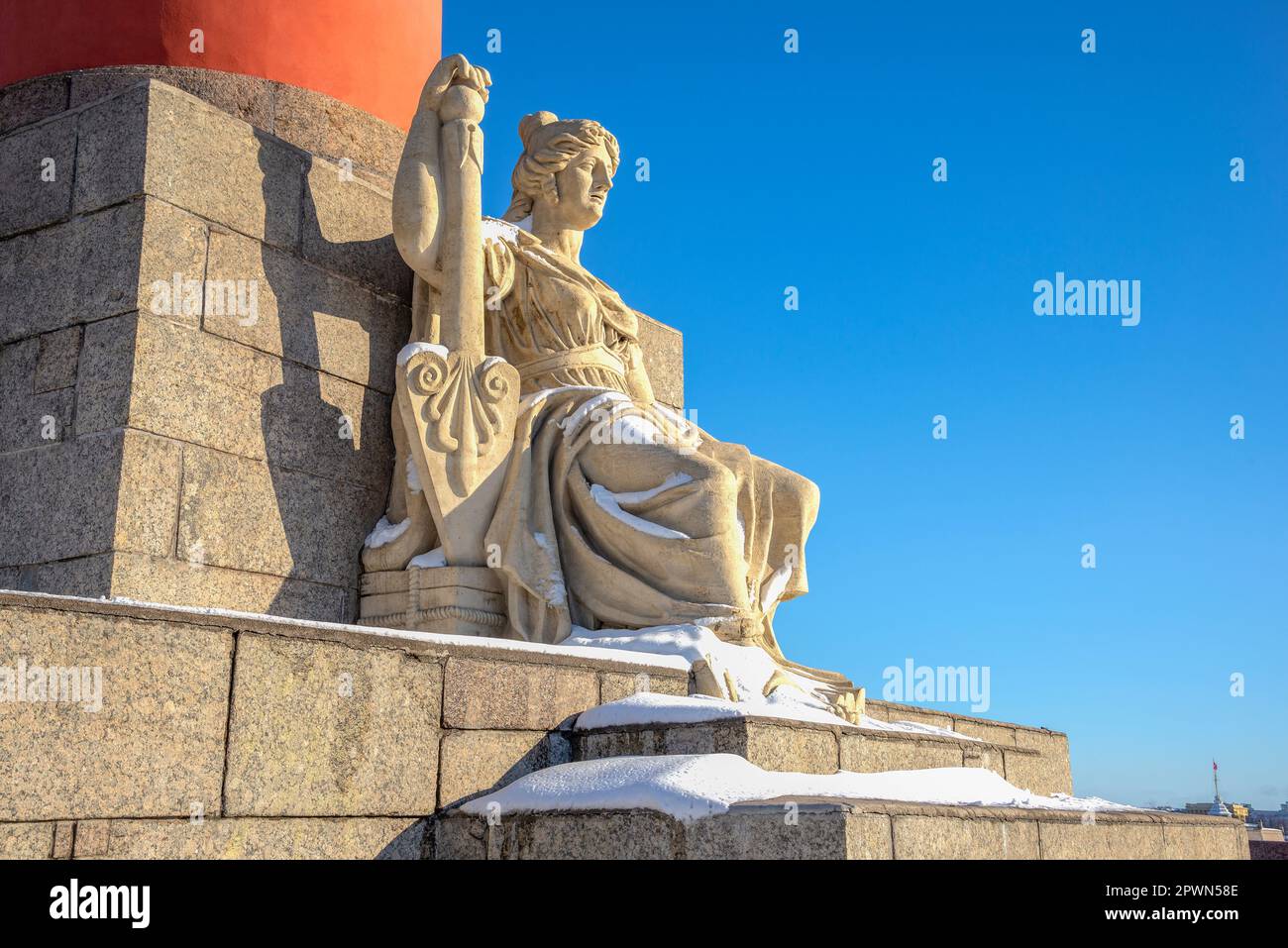 ST. PETERSBURG, RUSSLAND - 02. APRIL 2023: Skulptur „Newa“ auf der südlichen Rostralsäule. St. Petersburg Stockfoto