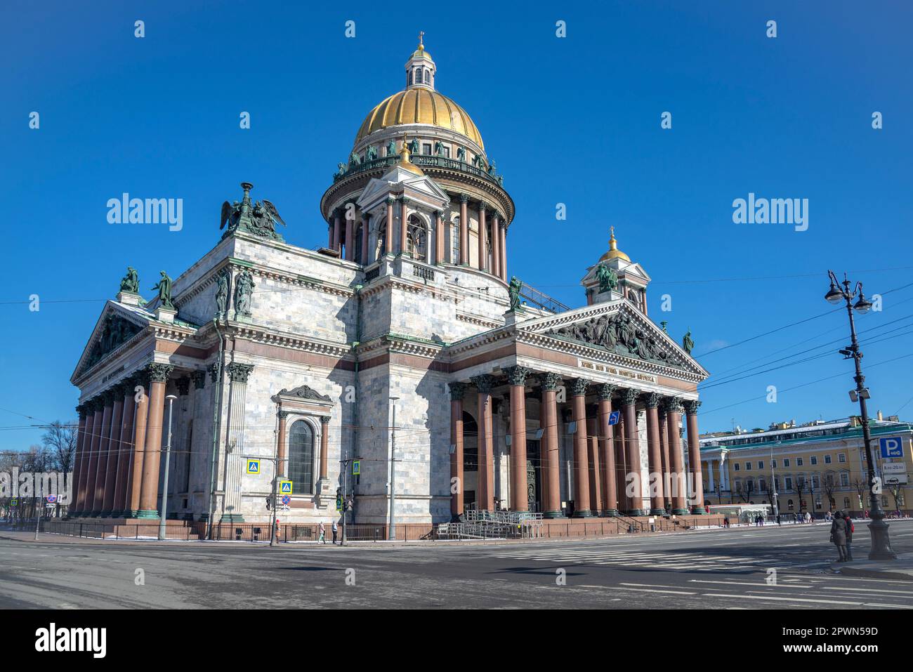 ST. PETERSBURG, RUSSLAND - 02. APRIL 2023: ST. Isaakskathedrale an einem Frühlingstag, St. Petersburg Stockfoto