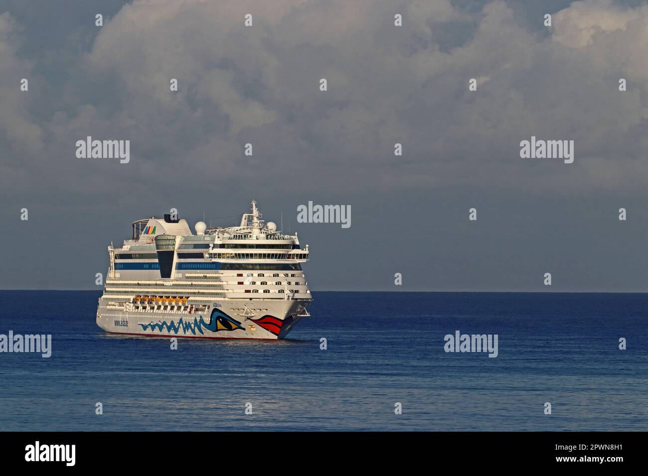 Kreuzfahrtschiff Aida Diva nähert sich dem Hafen von Bridgetown, Barbados Stockfoto