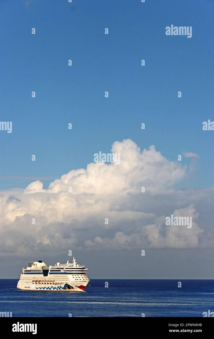 Kreuzfahrtschiff Aida Diva nähert sich dem Hafen von Bridgetown, Barbados Stockfoto