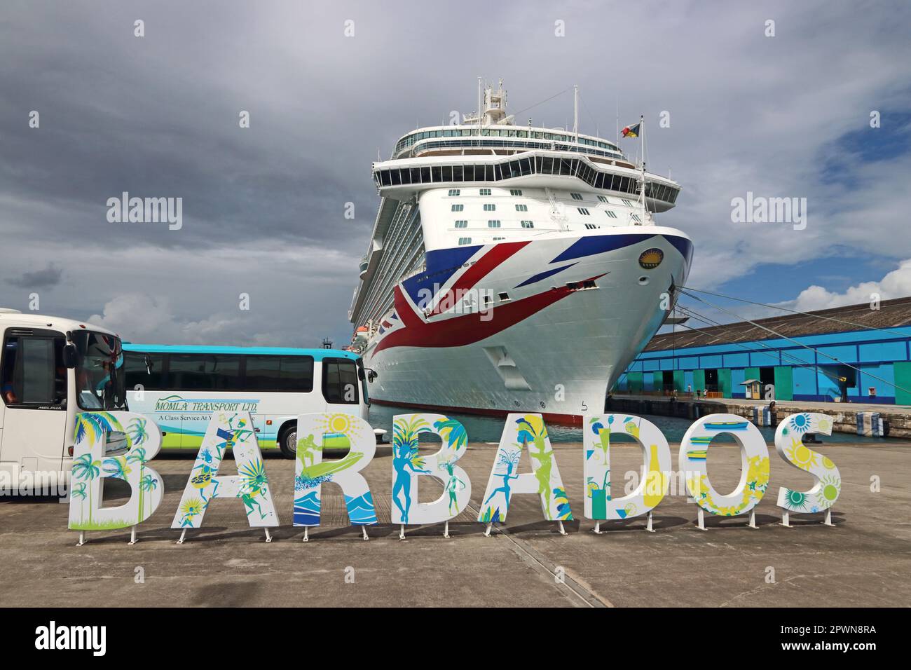 Barbados Touristenschild vor dem P & O Kreuzfahrtschiff Britannia, Bridgetown, Barbados Stockfoto