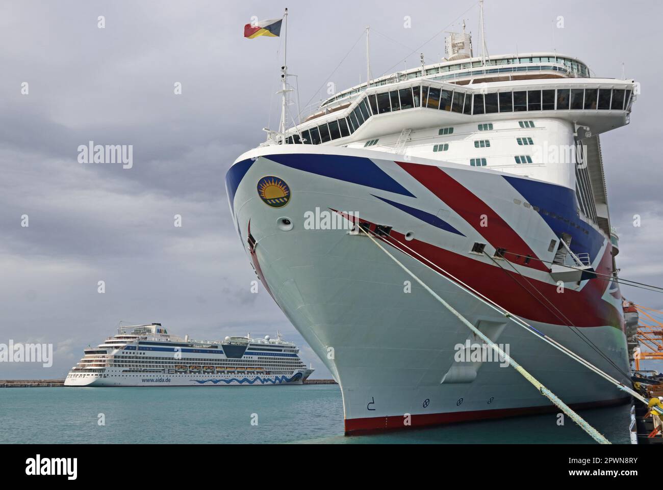 P&O Kreuzfahrtschiff mit Aida Diva, im Hintergrund, im Hafen Barbados Stockfoto