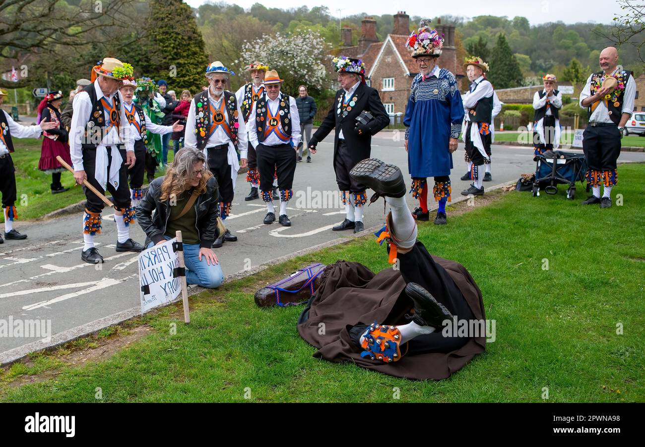 Aldbury Village, UK 1. Mai 2023. Eine Mayday-Tradition. Aldbury Village morris Männer tanzen im Morgengrauen, um Mayday zu begrüßen. Das Hobbypferd, eine traditionelle Folklorefigur, ist tot und kann nur durch den Kuss einer Jungfrau wiederbelebt werden.Sue Thatcher/Alamy Live News Stockfoto