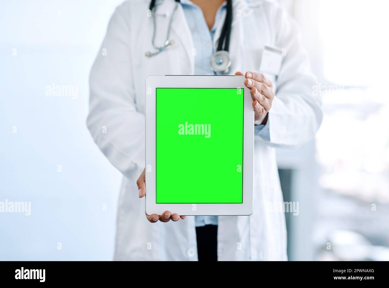 Das ist meine beste Empfehlung. Nahaufnahme eines nicht erkennbaren Arztes, der ein digitales Tablet mit einem Chroma-Key-Bildschirm hält Stockfoto