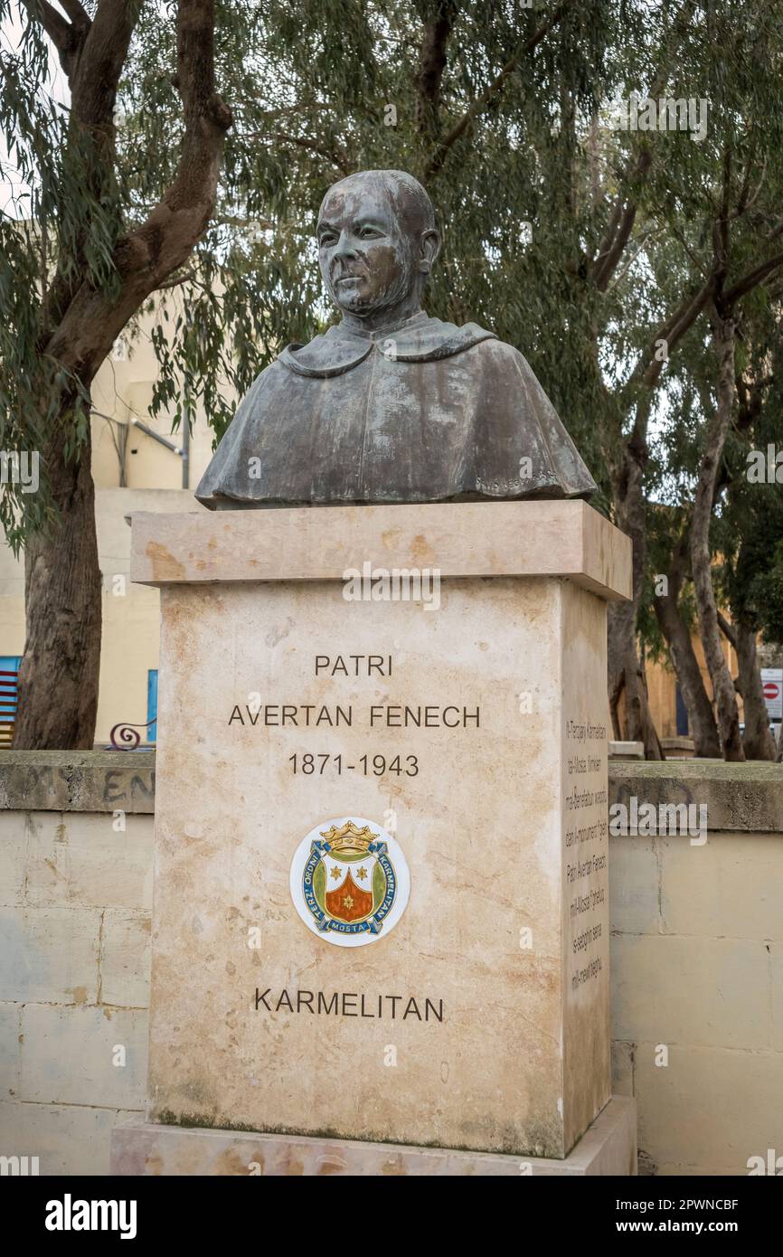 Büste von Pater Avertan Fenech im hinteren Teil der berühmten Mosta Pfarrkirche, die gemeinhin als Rotunda bekannt ist - Mosta, Malta. Stockfoto