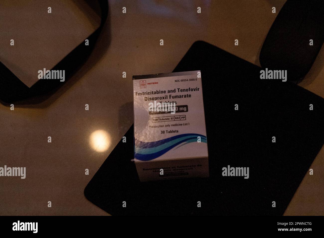 Bangkok, Thailand. 01. Mai 2023. Eine Flasche Prep (Pre-Expositions-Prophylaxe), ein tägliches HIV-Präventivmedikament, wird während der Chemsex-Begegnung in Bangkok neben einem Bett liegen gesehen. Eine kürzlich durchgeführte Umfrage der ChulMediterrankorn University ergab, dass der Meth-Verbrauch im letzten Jahr um 30 % gestiegen ist; 57.900 Thais zwischen 18 und 65 nutzten Meth mindestens einmal im Jahr 2022, gegenüber 44.500 im Jahr 2021. Der Anstieg des Meth-Konsums wird auf einen drastischen Anstieg des Angebots zurückgeführt, der zu wesentlich niedrigeren Kosten und leichterem Zugang zu dem Medikament führt, das über die Landgrenzen mit Myanmar, Kambodscha und Malaysia in das Land fließt. LGBTQ-Leute Stockfoto