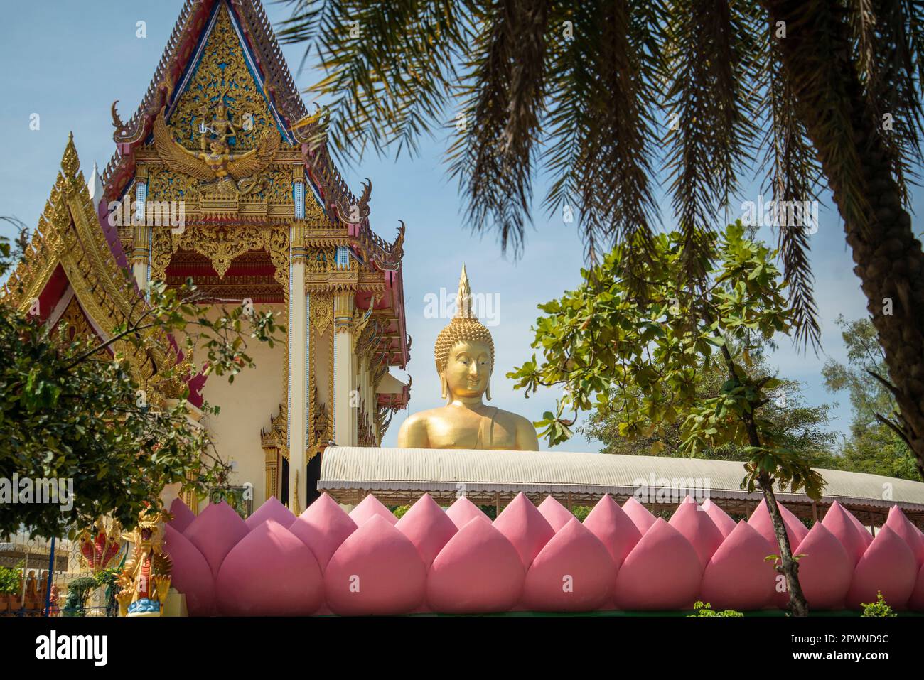 The Wat Muang in the Village of Wiset Chai Chan in the Province of Ang Thong in Thailand, Thailand, Ang Thong, November 2022 Stockfoto