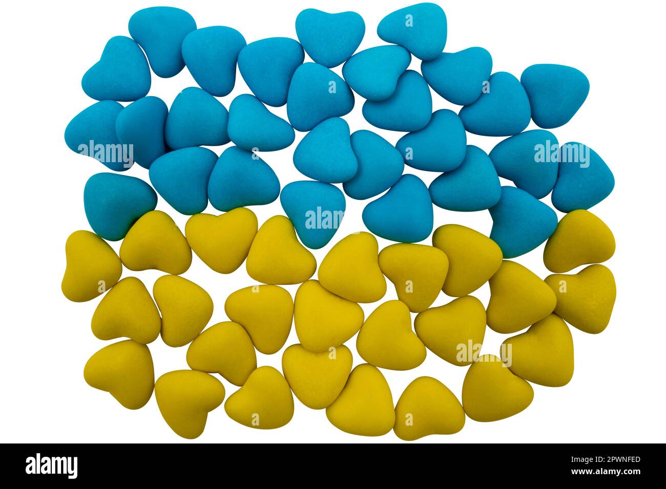 Gelbe und blaue herzförmige Süßigkeiten in Form der Nationalflagge der Ukraine, isoliert auf weißem Hintergrund. Nahaufnahme, Draufsicht Stockfoto