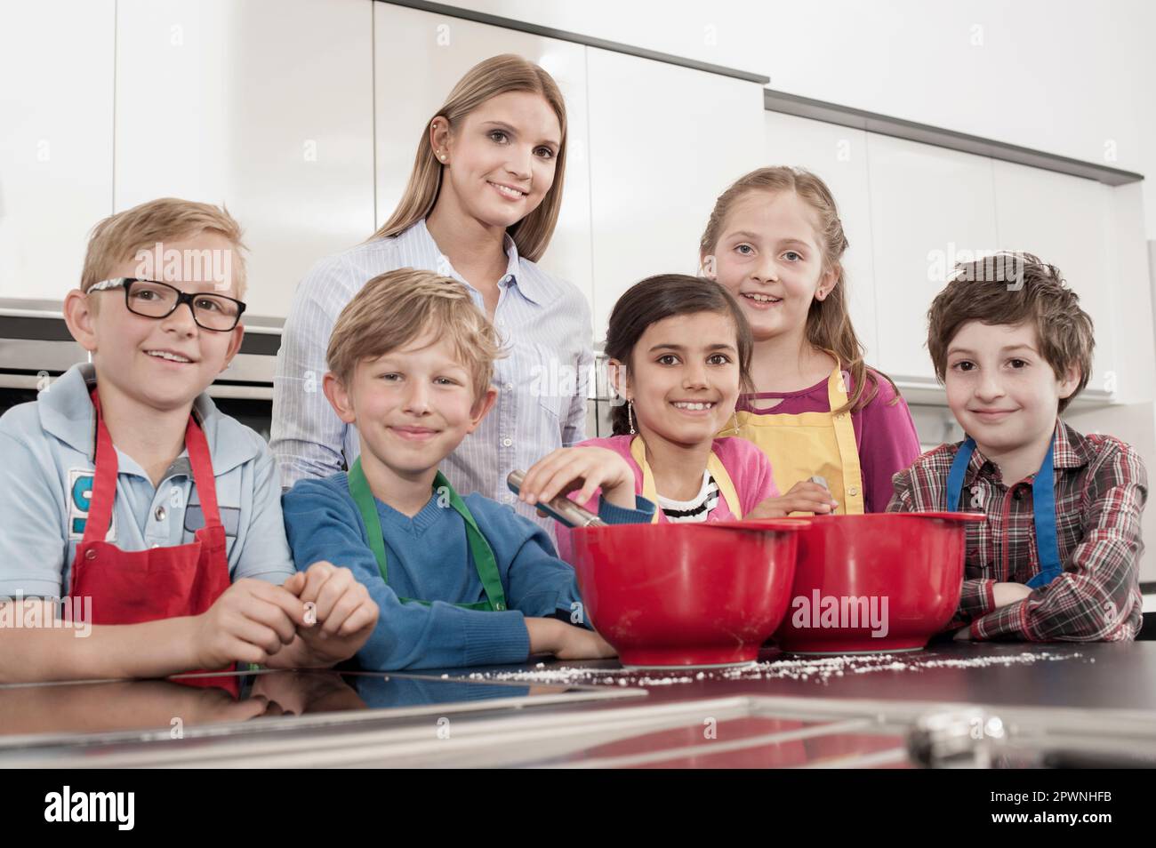 Lehrerin mit Studentenbackstudium im Heimwirtschaftskurs, Bayern, Deutschland Stockfoto