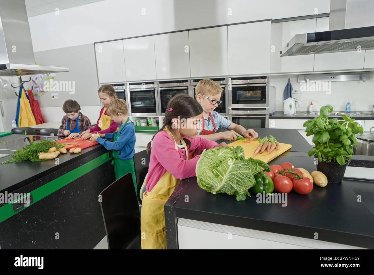 Schüler, die Gemüse schneiden, in der Hauswirtschaftsschule, Bayern, Deutschland Stockfoto