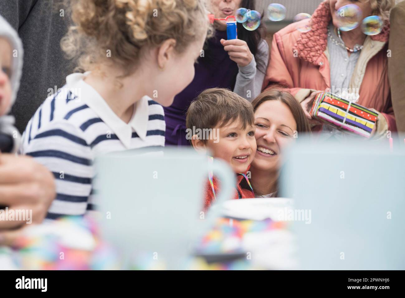 Die Familie feiert die Geburtstagsparty eines kleinen Jungen in Bayern Stockfoto