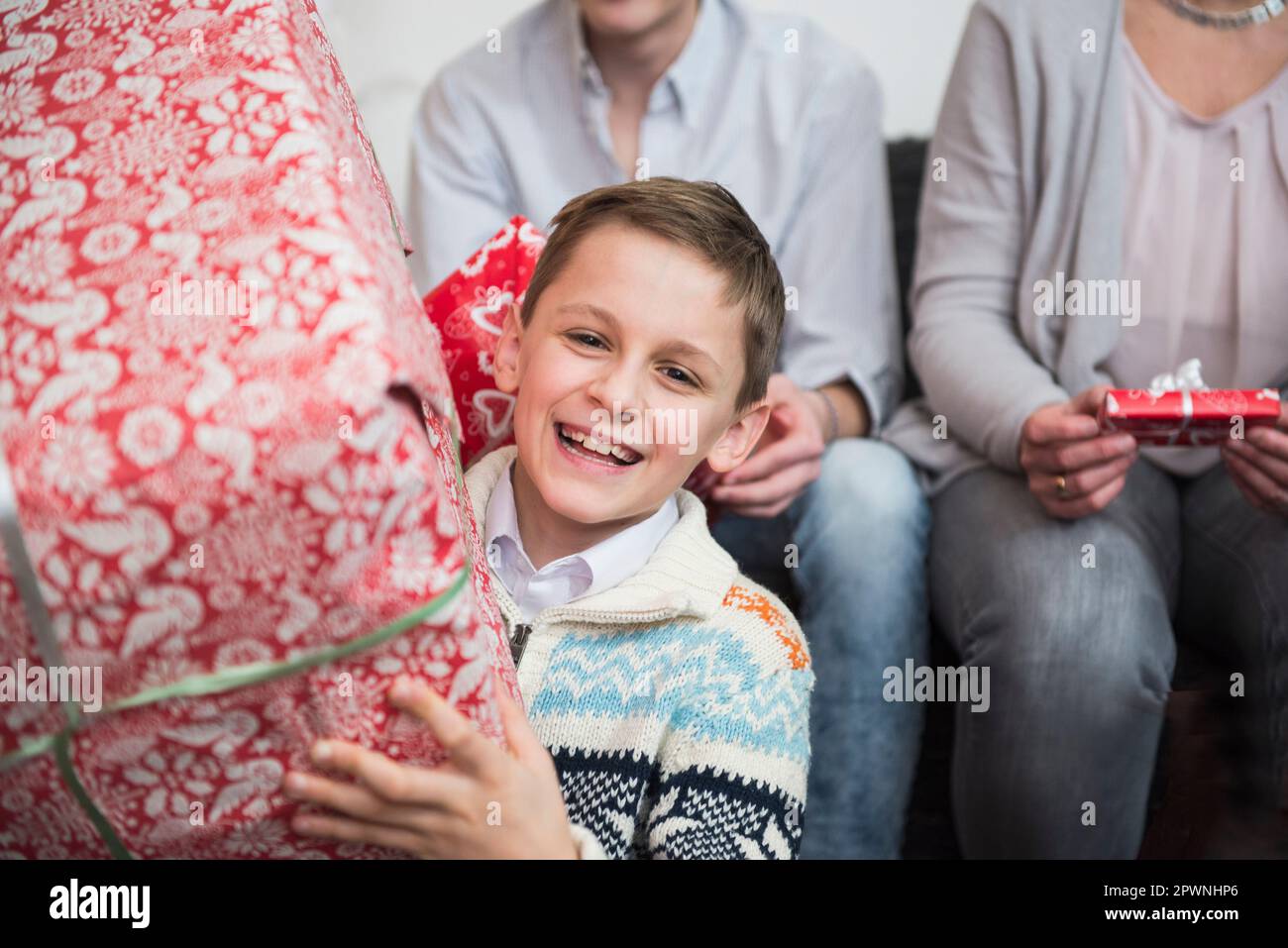 Porträt eines Jungen mit Weihnachtsgeschenk Stockfoto