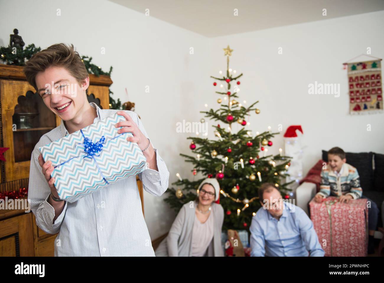 Porträt eines Teenagers mit Weihnachtsgeschenk Stockfoto