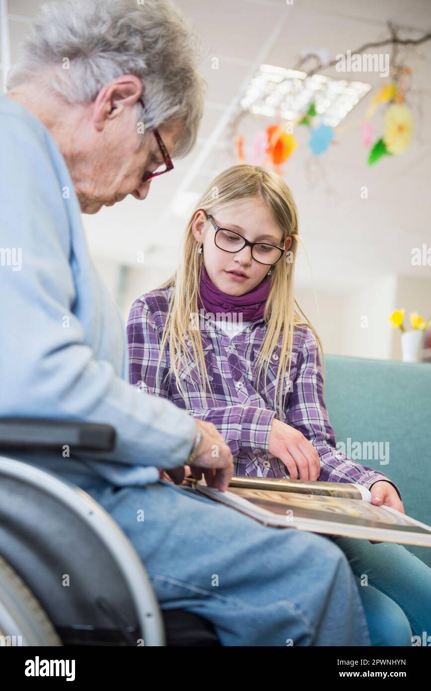 Großmutter und Enkelin, ein Buch zu lesen Stockfoto