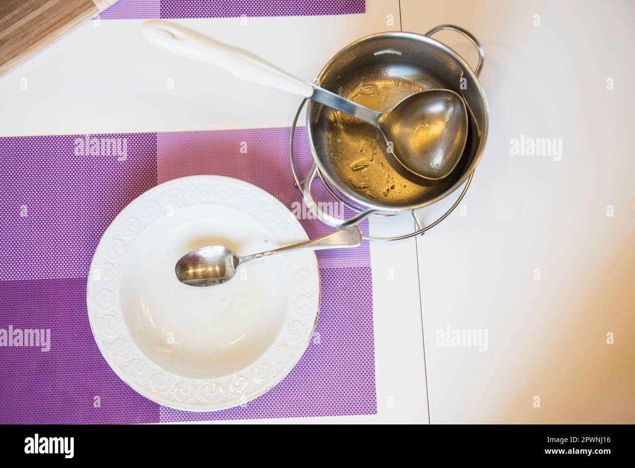 Leere Tasse und Suppenteller auf einem Tisch nach dem Mittagessen Stockfoto