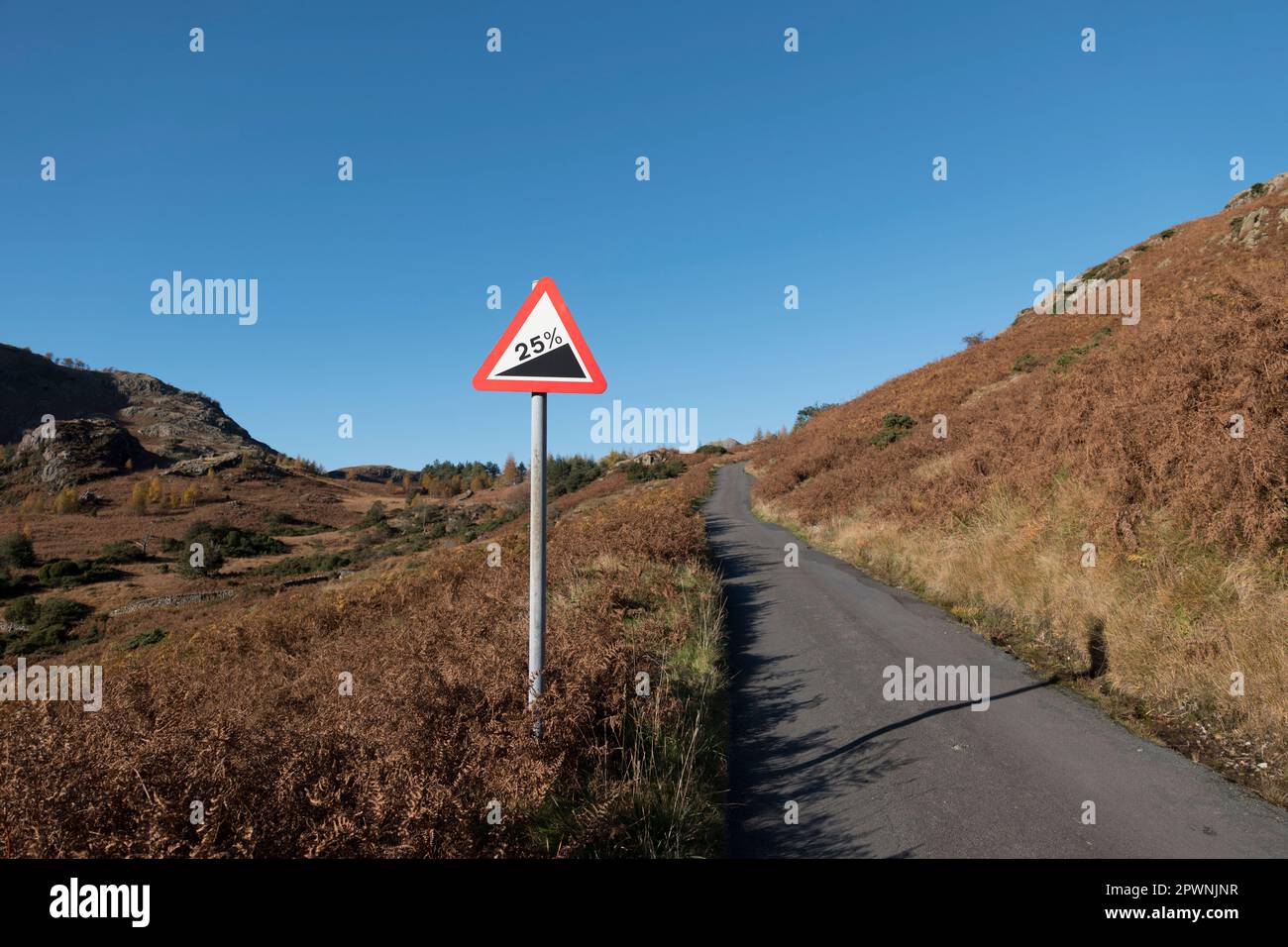 Die steile Straße führt von Little Langdale, English Lake District, hinauf nach Blea Tarn. Stockfoto