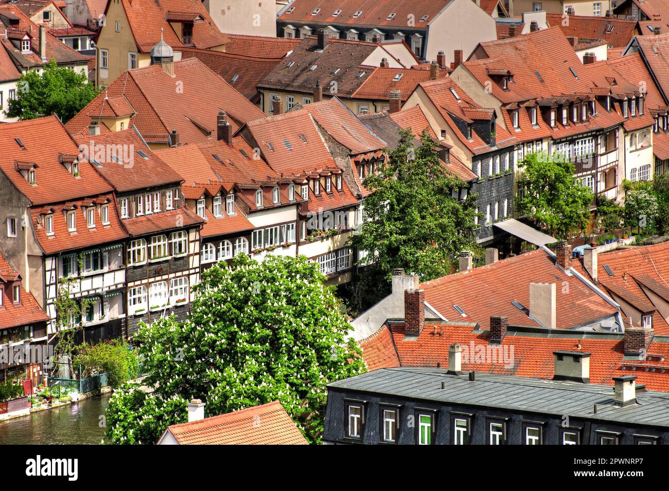 Historische Reihenhäuser im Viertel „Little Venice“ am Ufer des Flusses Regnitz in der historischen Altstadt von Bamberg, fotografiert aus der Luft Stockfoto