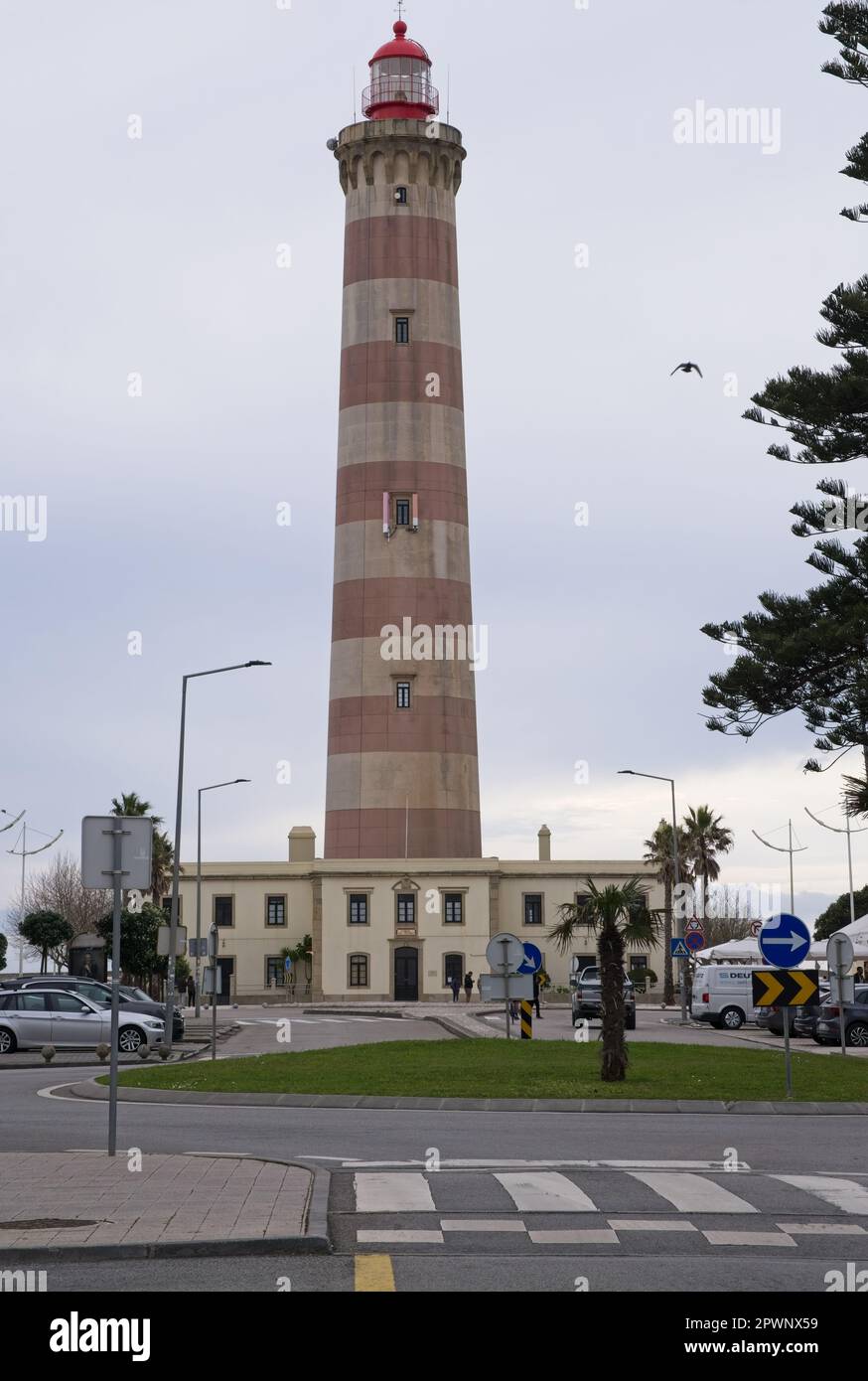 Gafanha da Nazare, Portugal - 22. März 2023: Der Leuchtturm Barra (Farol de Aveiro) ist ein Leuchtturm an der Küste auf der Westseite von Gafanha da Naz Stockfoto
