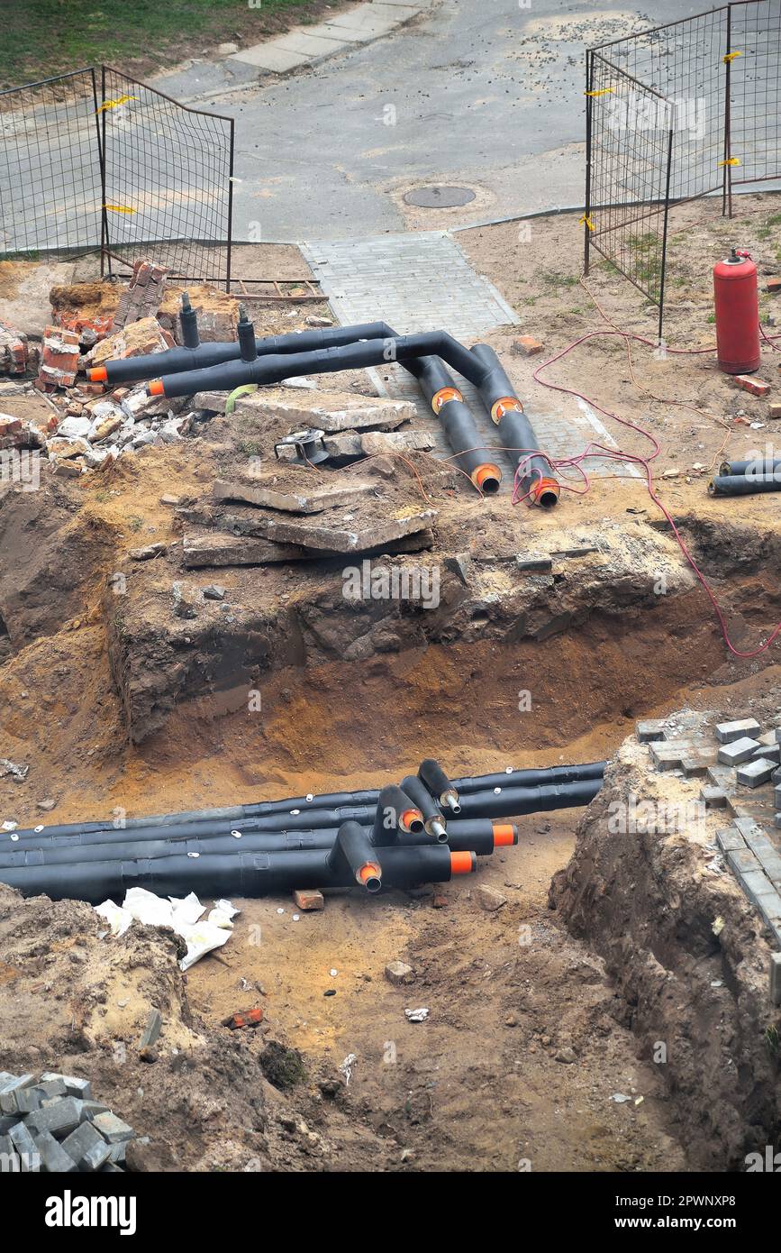 Rohrleitungsunfall, Austausch alter Notleitungen der Wasserversorgung und Heizung, Nahaufnahme, selektiver Fokus, Kopierraum Stockfoto