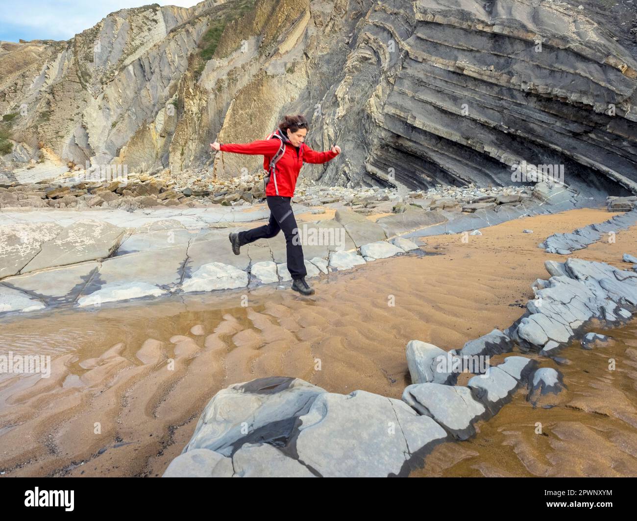 Reife Frau auf einer Wandertour an der Klippe von Barrika Stockfoto