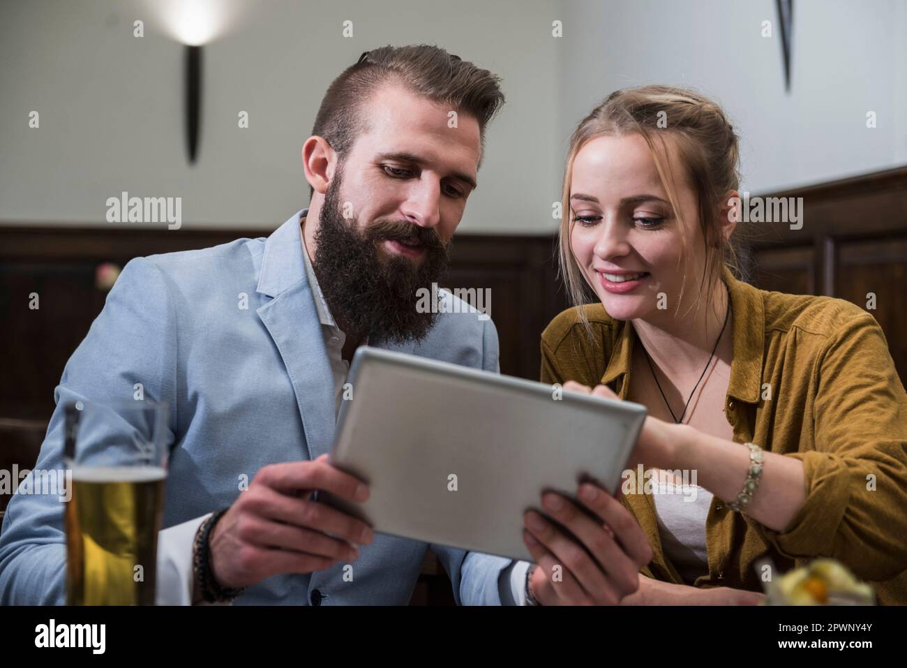 Ein Paar verwendet ein digitales Tablet im Restaurant Stockfoto