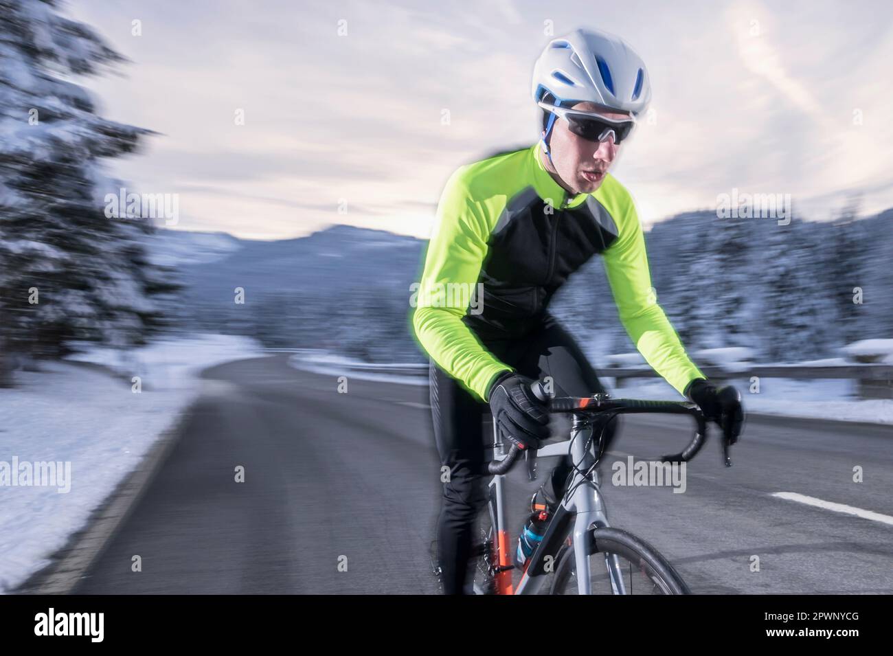 Junge Radfahrer, die sportliche Schutzkleidung tragen Stockfoto