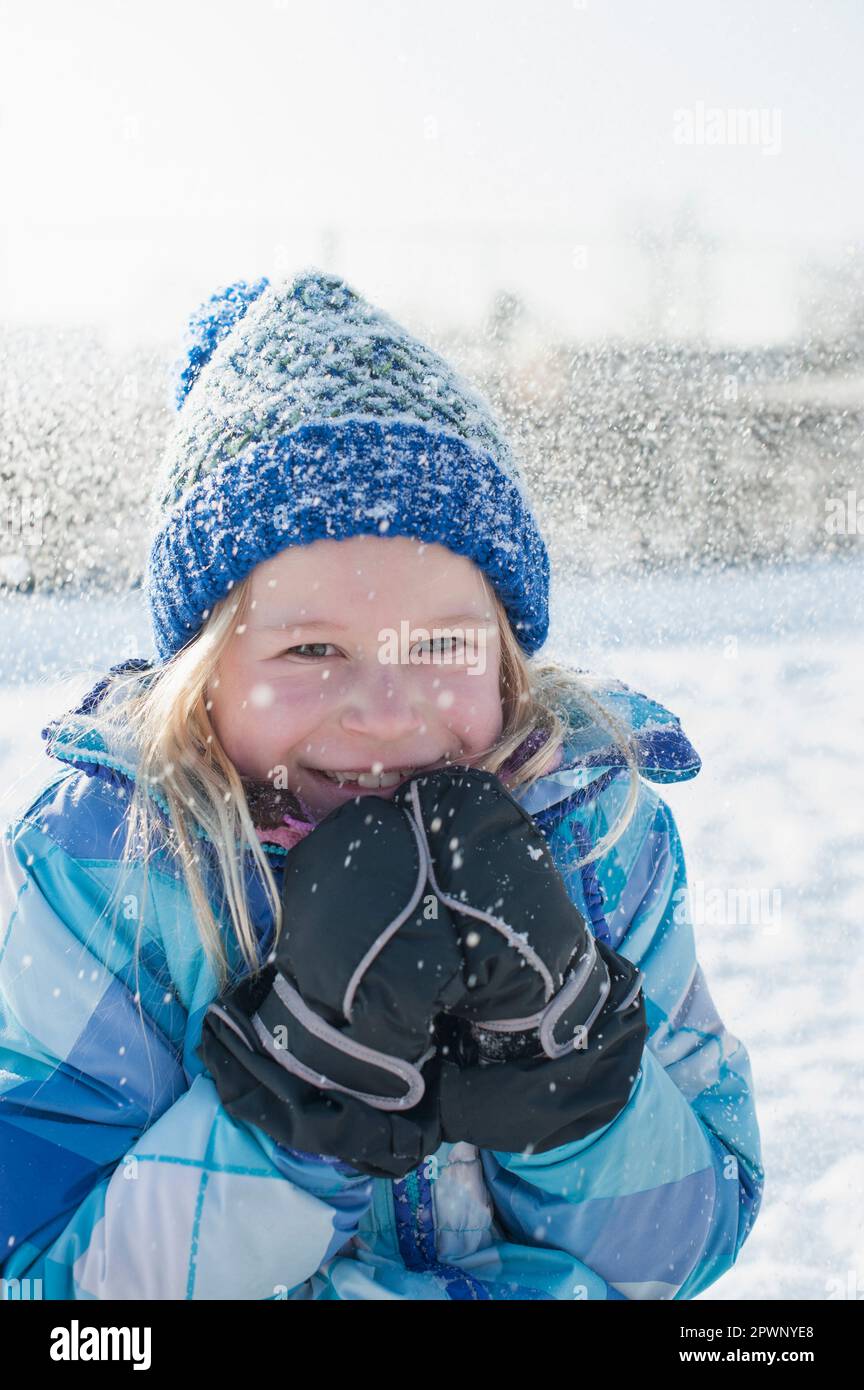 Porträt eines zitternden Mädchens im Winter Stockfoto