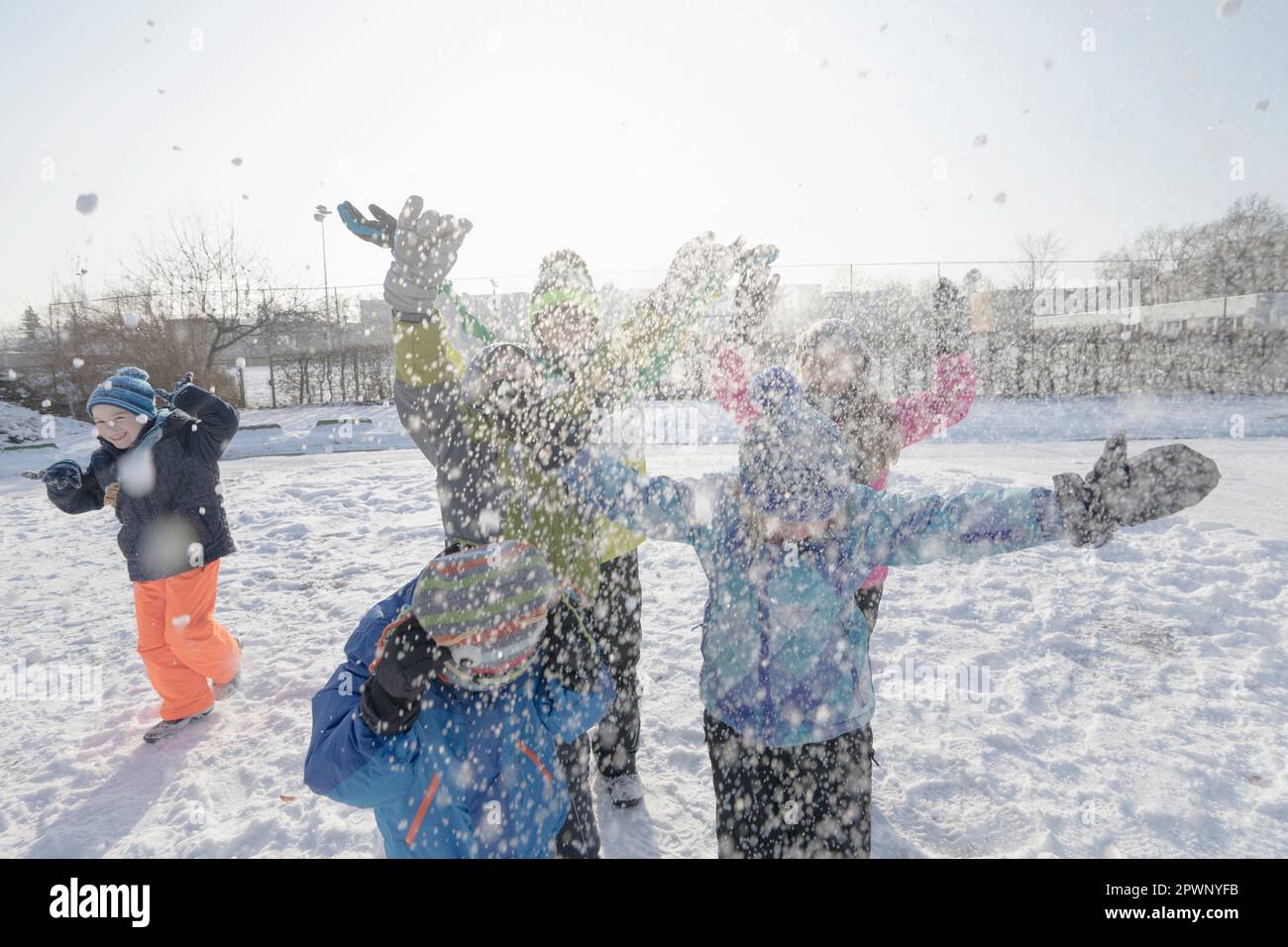Kinder, die auf dem Schneefeld spielen Stockfoto