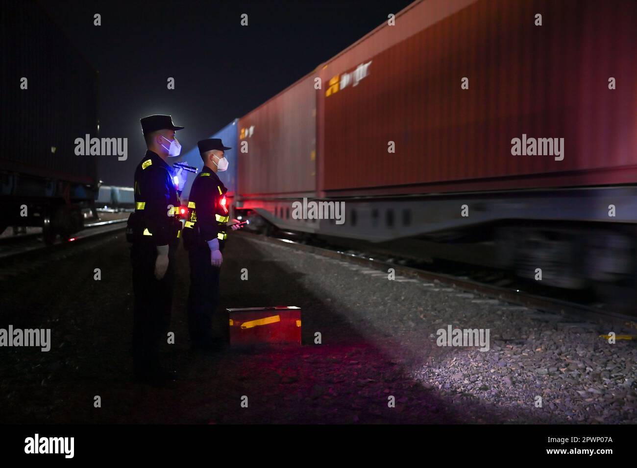 (230501) -- ALATAW PASS, 1. Mai 2023 (Xinhua) -- Cui Hongwu und sein Kollege arbeiten am Alataw Pass, der Uygur Autonomen Region Xinjiang im Nordwesten Chinas, 4. April 2023. Der Alataw Pass ist ein wichtiger Landhafen an der Grenze zwischen China und Kasachstan im Nordwesten der Autonomen Region Xinjiang Uygur. Cui Hongwu, ein Beamter der Grenzkontrollstation am Hafen, arbeitet seit über 10 Jahren. Hier traf er seine Frau Liu Xin, seine Kollegin und arbeitet als Polizeihund-Betreuer. In den letzten Jahren hat der Alataw Pass eine wachsende Anzahl und immer häufigere ein- und ausgehende tra erlebt Stockfoto