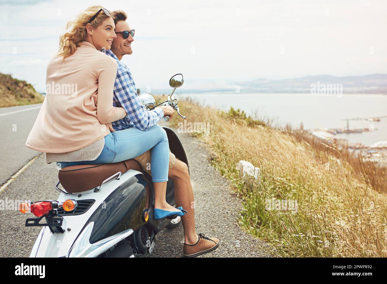 Wir fahren nur an Tagen, die in dir enden. Ein junges Paar auf einem Roller. Stockfoto