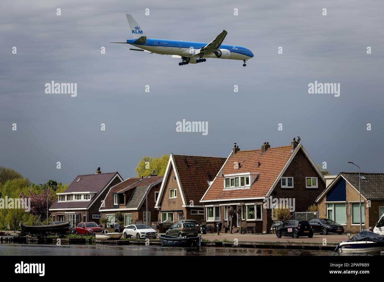 SCHIPHOL - ein Flugzeug fliegt über ein Haus in der Nähe von Schiphol. Mehrere tausend Menschen, die in der Nähe von Schiphol leben, können für die Belästigung entschädigt werden, die sie erlitten haben, weil die Behörde für menschliche Umwelt und Verkehr (ILT) nicht eingegriffen hat, als der Luftverkehr zu viel Lärm in ihrem Haus verursacht hat. ANP ROBIN VAN LONKHUIJSEN niederlande raus - belgien raus Stockfoto