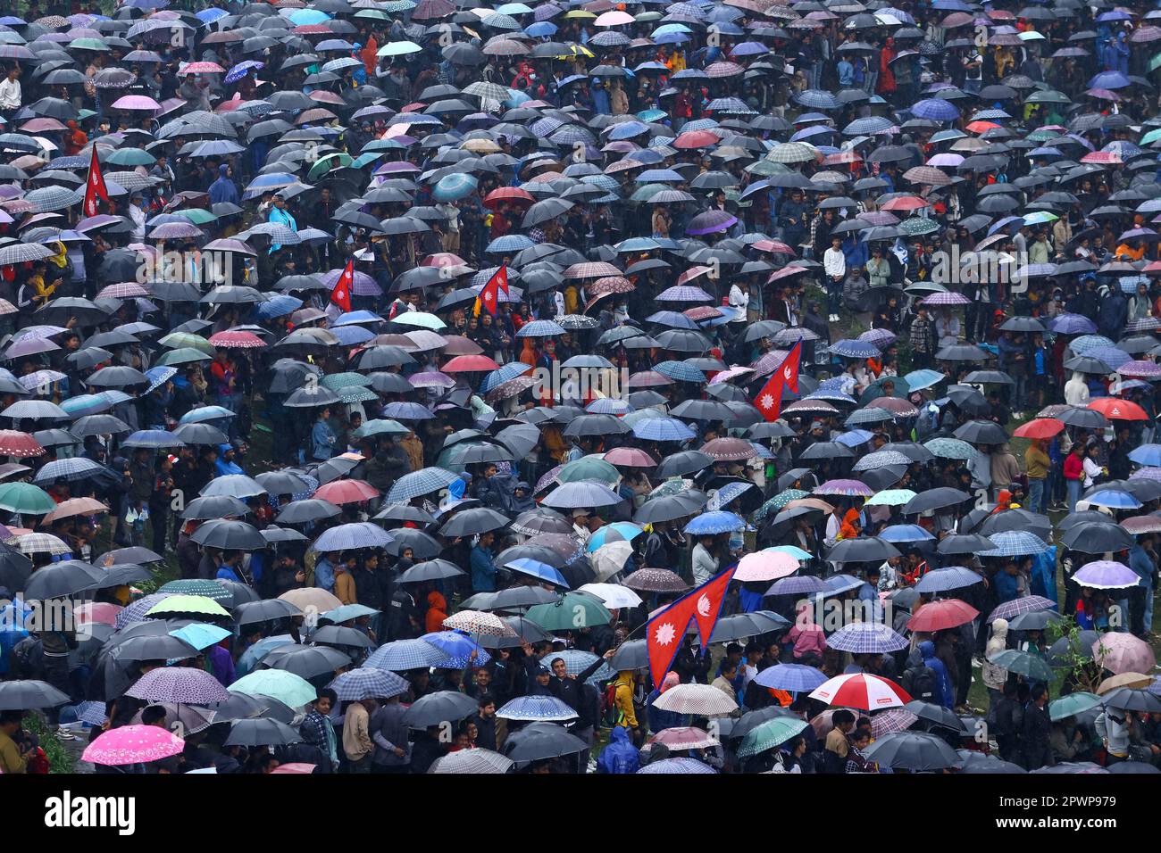 Kathmandu, NE, Nepal. 1. Mai 2023. Nepalesische Cricketfans verwenden Regenschirme, um sich während des Finales des ACC Männer Primer Cup am 1. Mai 2023 in Kathmandu, Nepal, vor Regen zu schützen. Das Spiel konnte aufgrund des Regens nicht an einem Tag beendet werden. (Kreditbild: © Aryan Dhimal/ZUMA Press Wire) NUR REDAKTIONELLE VERWENDUNG! Nicht für den kommerziellen GEBRAUCH! Kredit: ZUMA Press, Inc./Alamy Live News Stockfoto