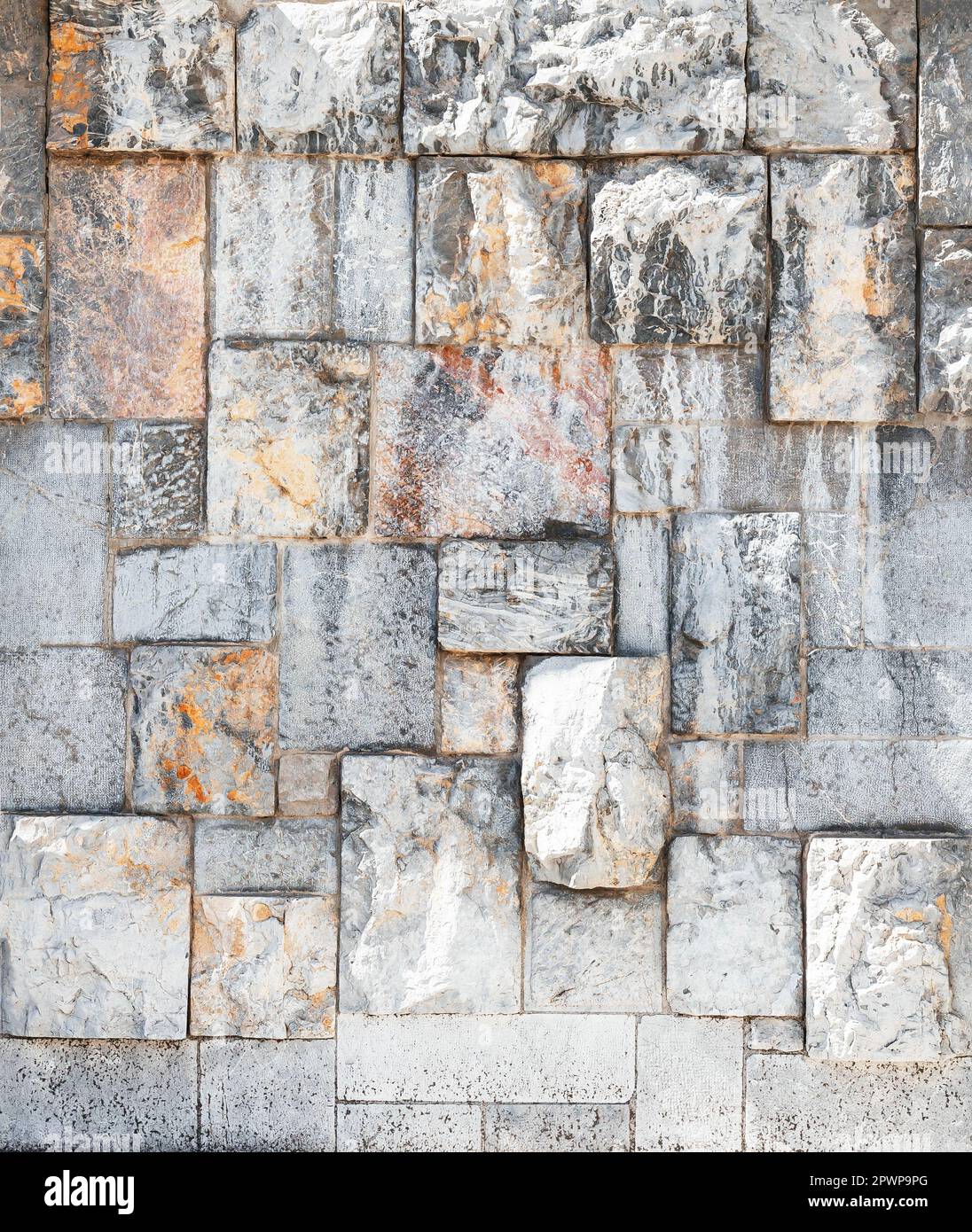 Die alte Steinmauer eines Gebäudes im Stadtzentrum Stockfoto