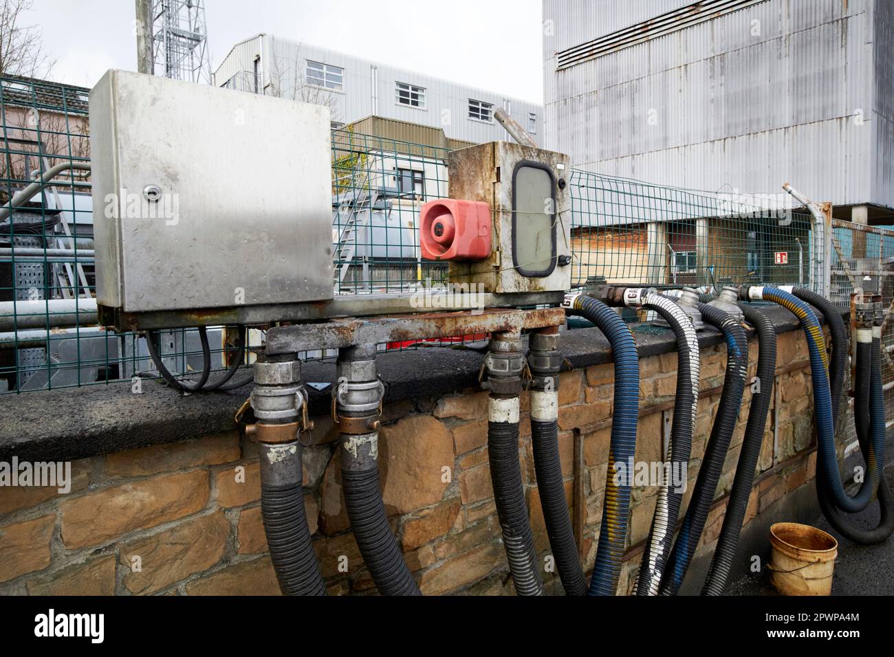 Ölverteilerrohre zur Befüllung von Tankern aus Lagertanks killybegs Harbour Grafschaft donegal republik irland Stockfoto