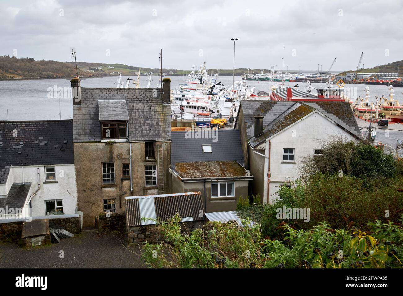 Blick über Häuser am Meer zum Hafen von killybegs County donegal republik irland Stockfoto