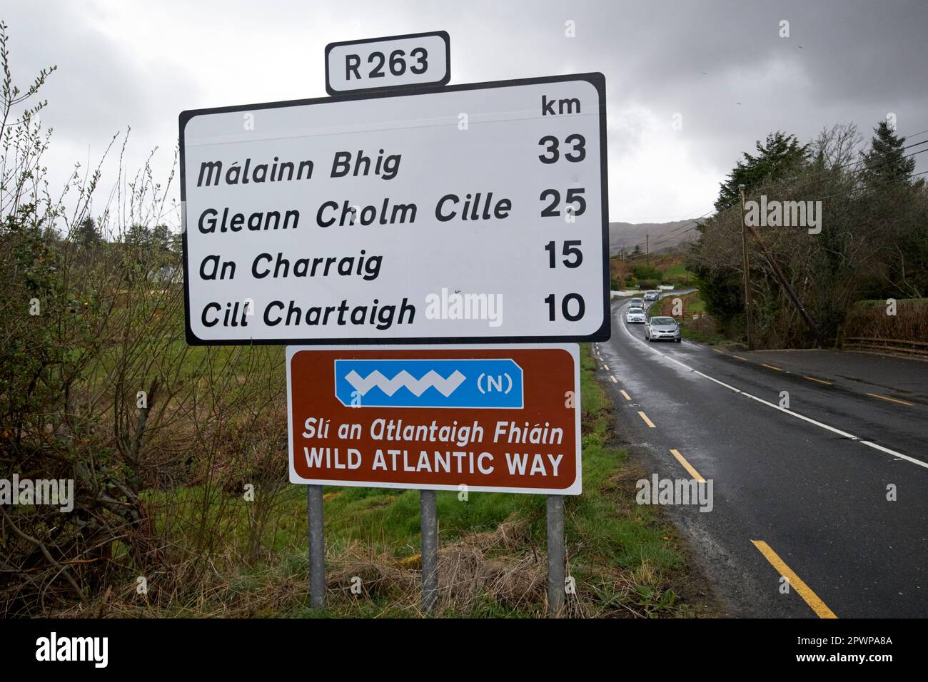 R263 wilde atlantic Way Straße an einem nassen bedeckten Tag in der gaeltacht-Gegend der Grafschaft donegal republik irland Stockfoto