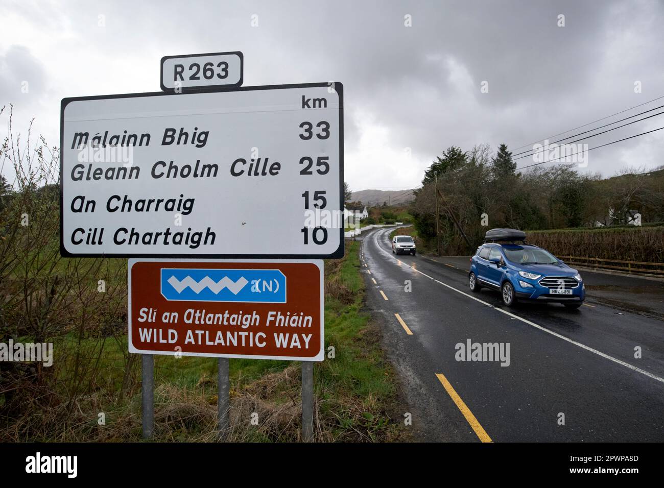 Touristenautos aus nordirland auf der R263 Wild atlantic Way Road an einem nassen bedeckten Tag in der gaeltacht-Gegend der Grafschaft donegal republik irland Stockfoto