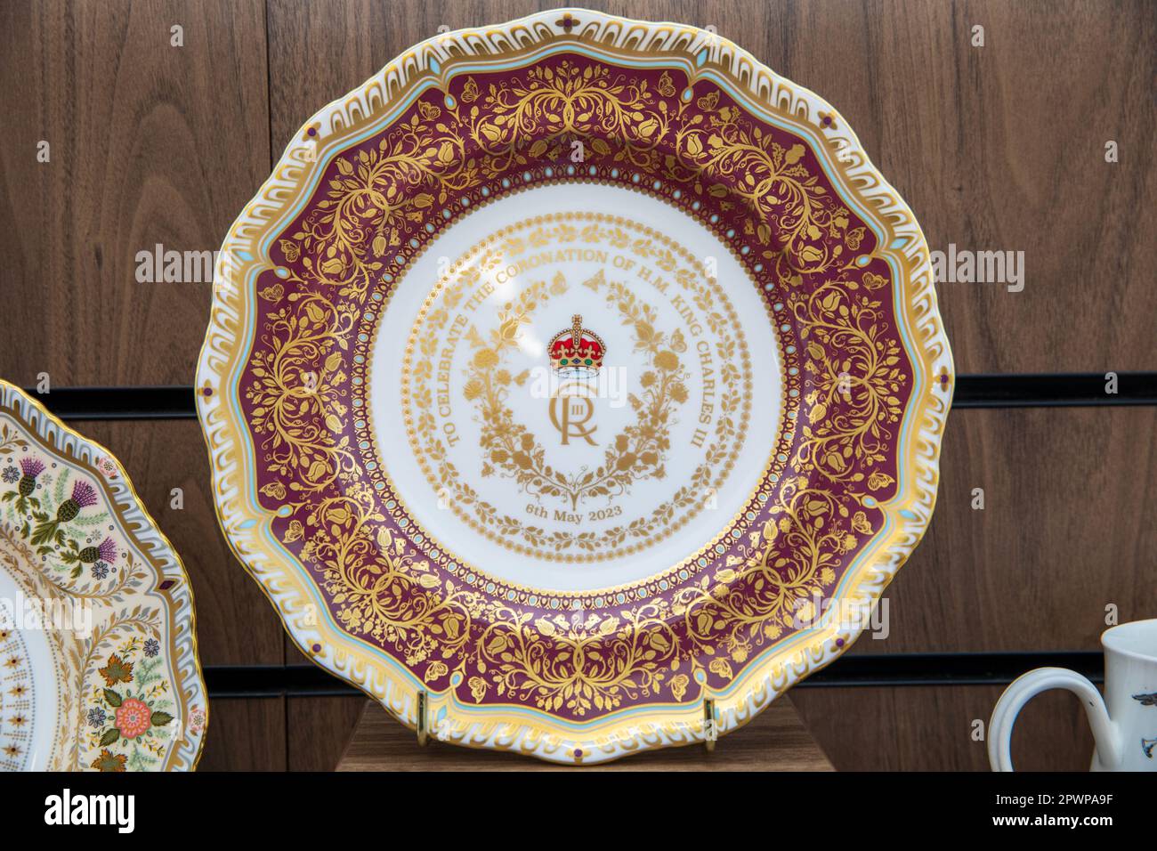 Ein Teller zu Ehren der Krönung von König Karl III. Vom Royal Crown Derby. Stockfoto
