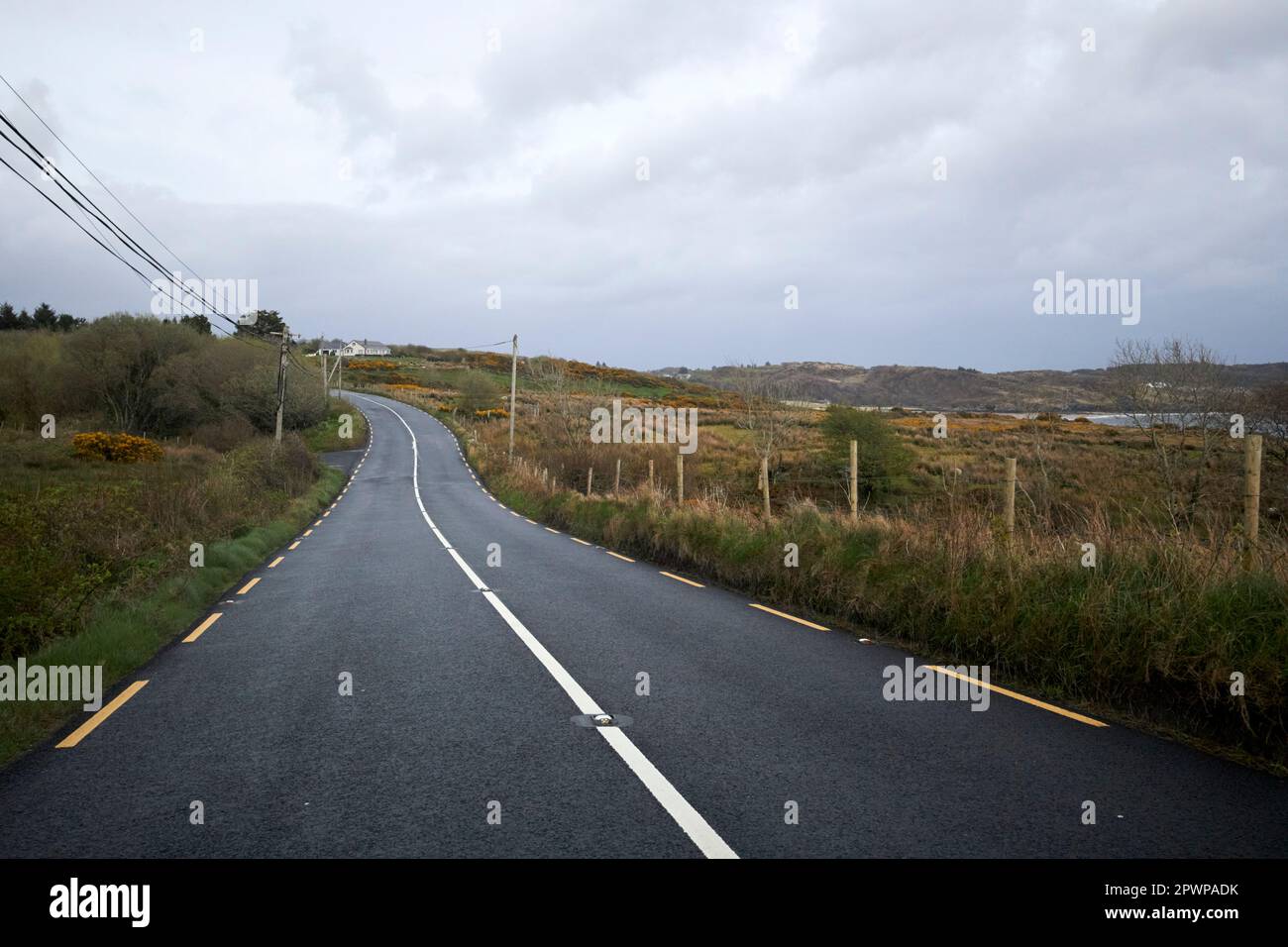 Fahrt auf der r263 Wild atlantic Way Straße in der Nähe von Largy in der Grafschaft donegal republik irland Stockfoto